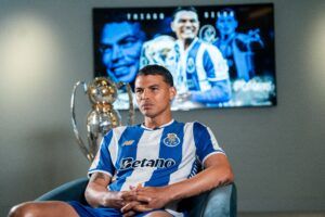 Porto anuncia a saída do zagueiro Thiago Silva