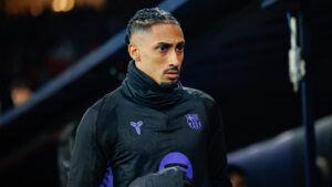 Raphinha mira retorno em duelo que pode garantir o título de LALIGA ao Barcelona