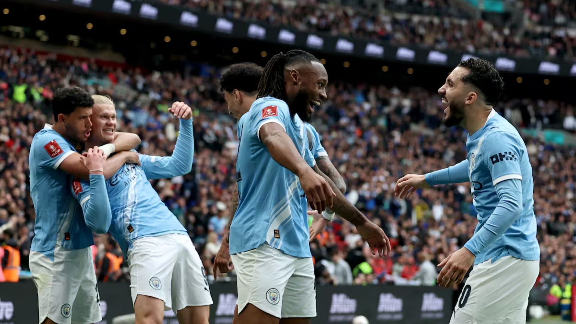 Manchester City venceu Chelsea, ergue a Copa da Inglaterra e mantém vivo o sonho da tríplice coroa