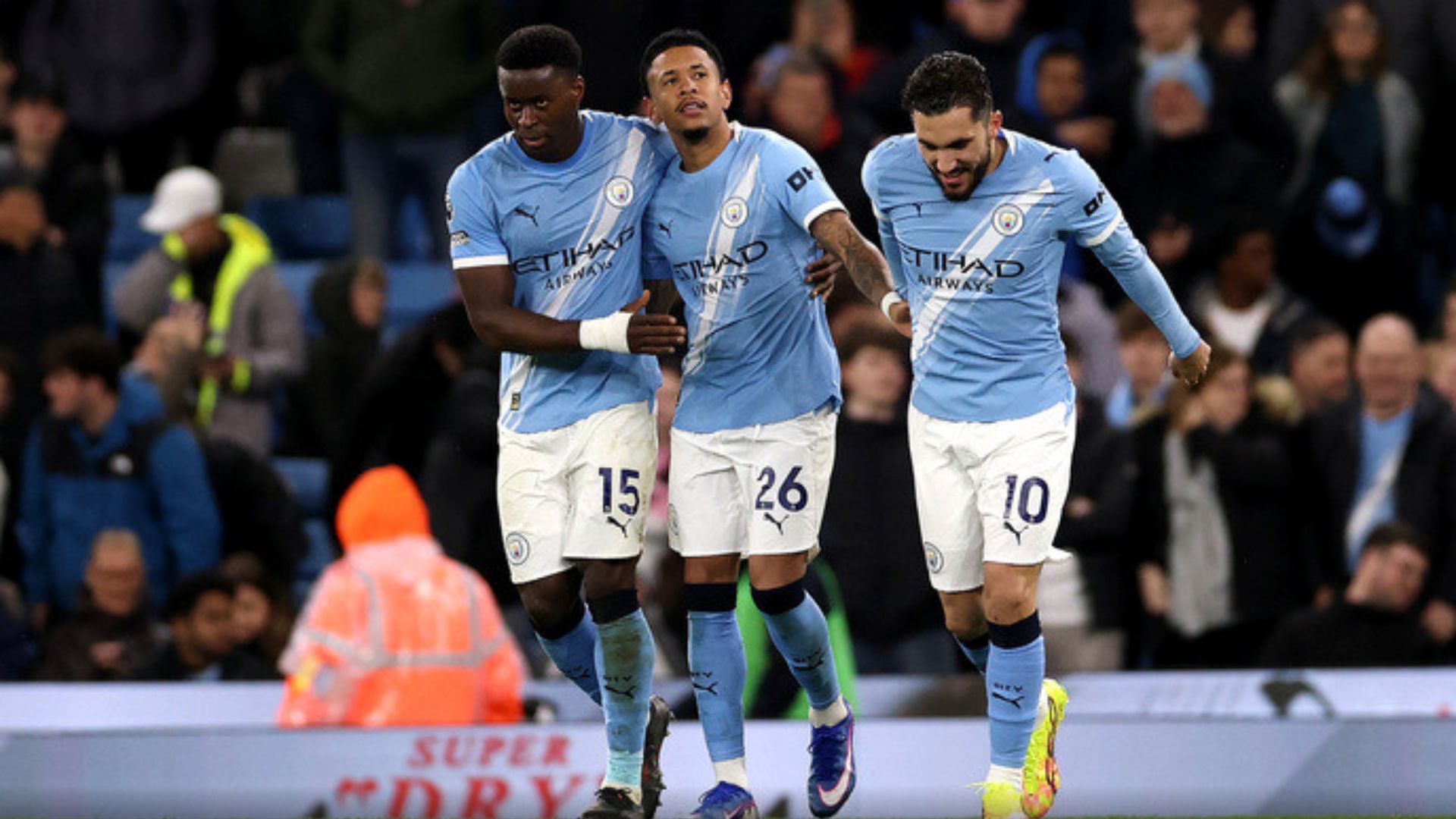 Manchester City vence o Crystal Palace por 3 a 0 e pressiona o Arsenal na reta final da Premier League