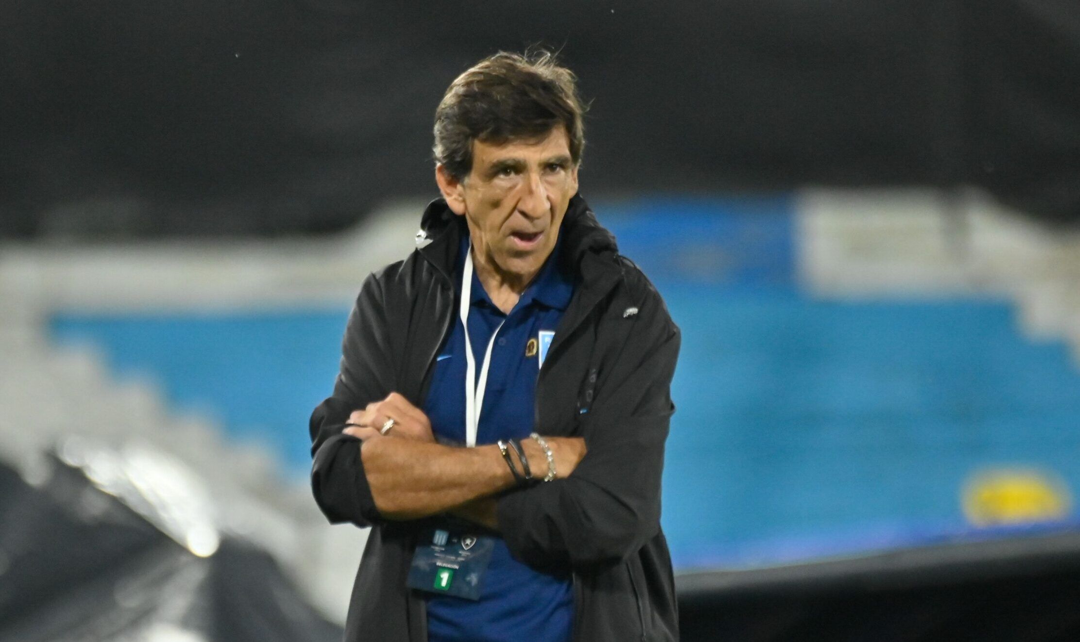 Técnico do Racing cita Neymar e crítica gramado sintético do Botafogo