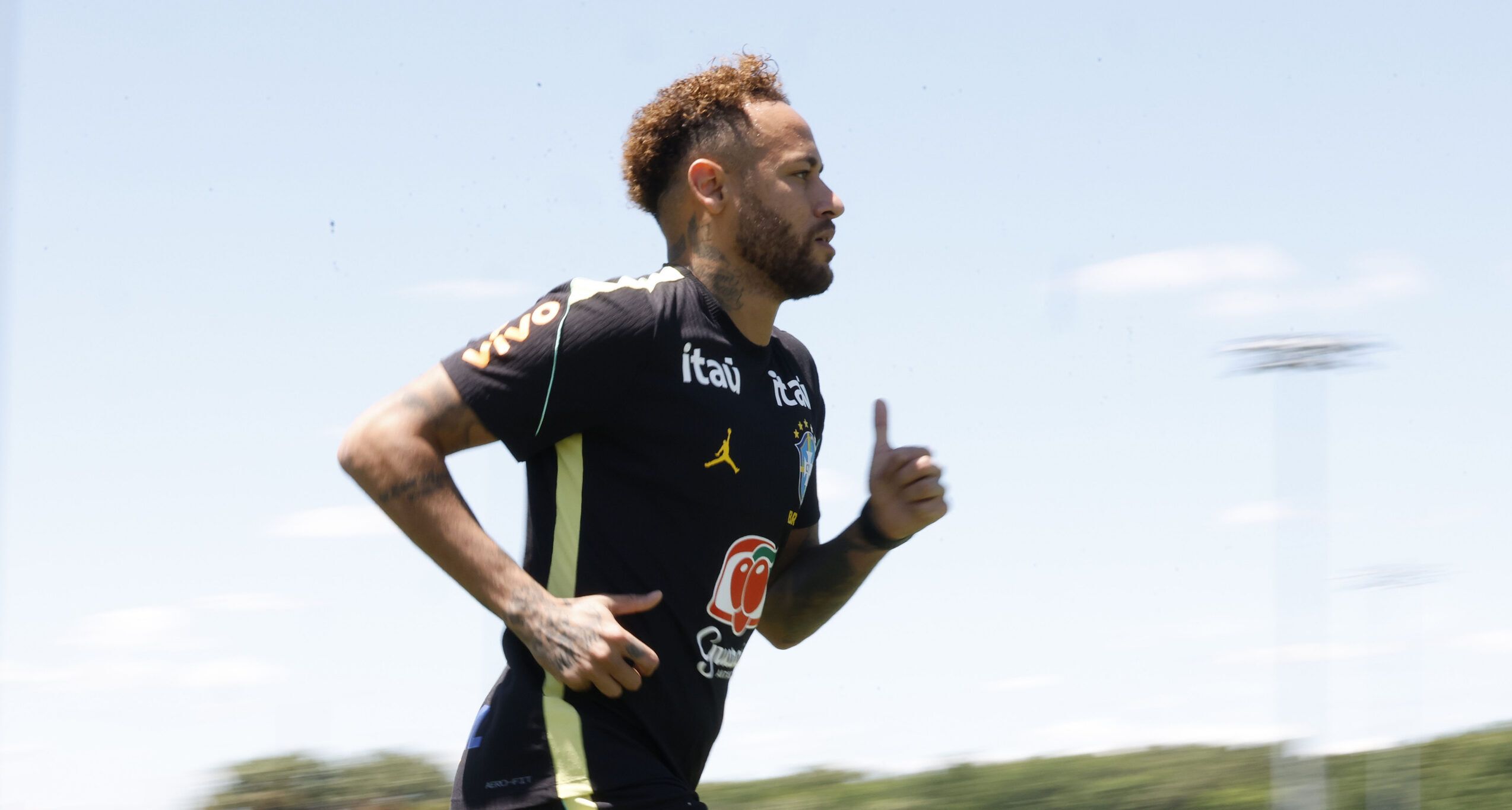 Seleção Brasileira: Neymar treina pela 1ª vez com o grupo e é aplaudido pelo elenco