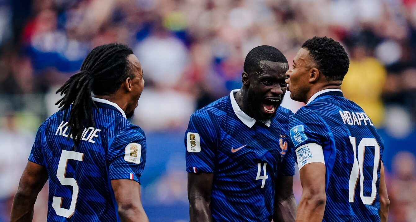 França passa fácil pelo Iraque e avança ao mata-mata da Copa do Mundo