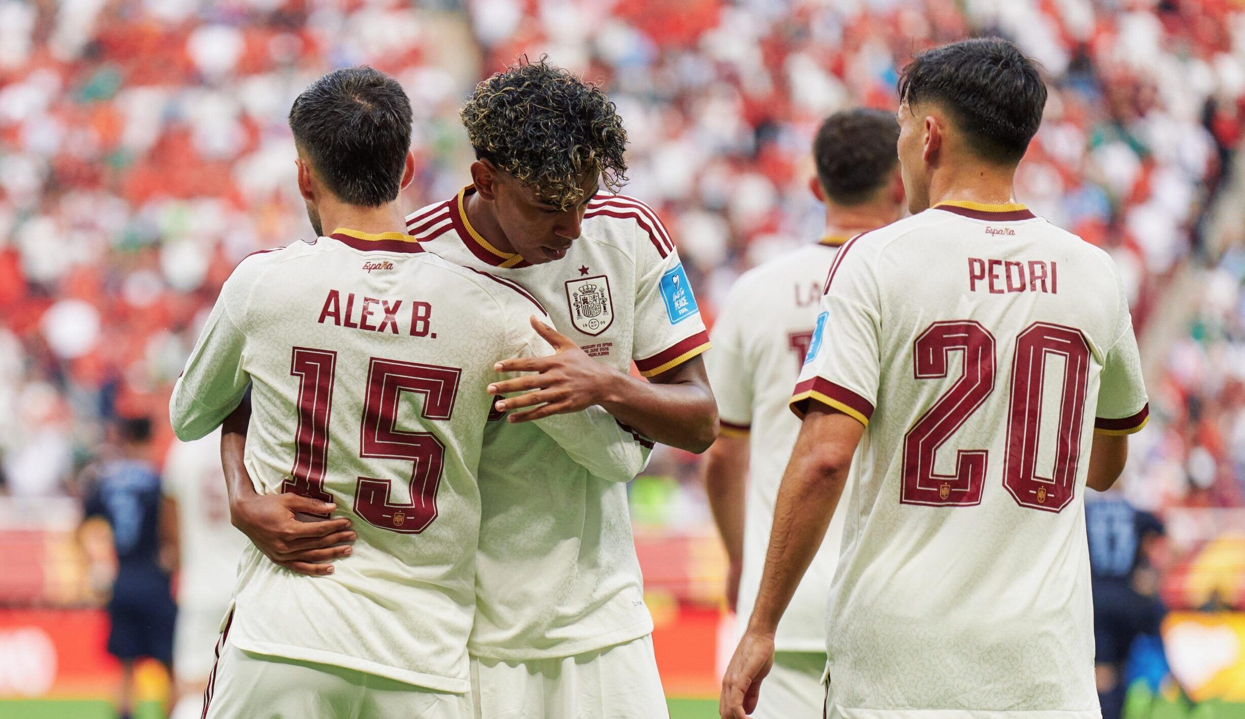 Espanha vence Uruguai com falha de Muslera, avança em primeiro e elimina a Celeste da Copa
