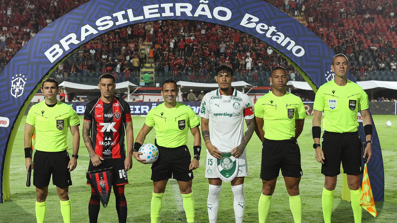 Vitória x Palmeiras: Abel Ferreira tem 'rusga' com repórter e é direto sobre expulsões