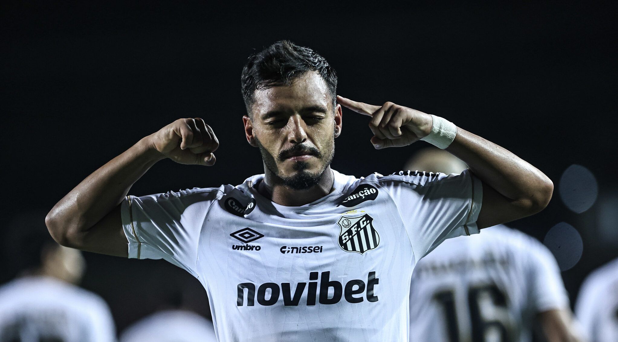 Gabriel Menino vê lateral-direita como trunfo no Santos para ir à Copa de 2030 pela Seleção: "Tenho grandes chances de ir"