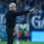 Torcida do Grêmio xinga Luís Castro em eliminação na Sul-Americana e faz coro por Renato Gaúcho