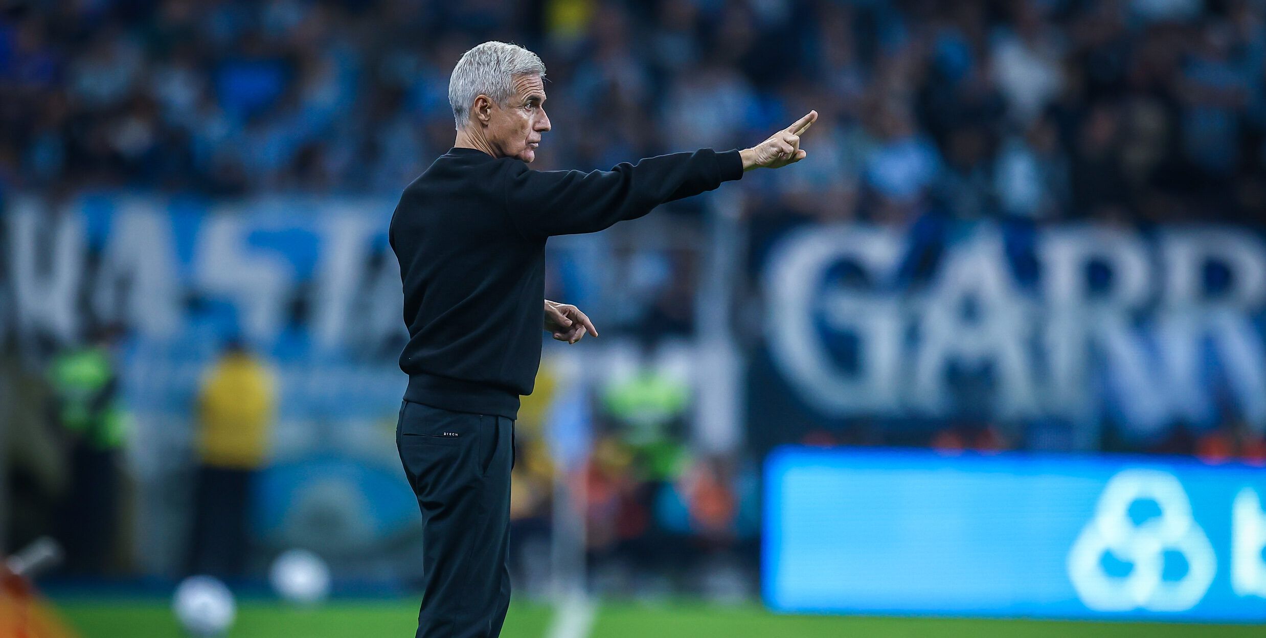 Torcida do Grêmio xinga Luís Castro em eliminação na Sul-Americana e faz coro por Renato Gaúcho