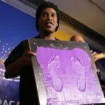 Ronaldinho Gaúcho volta ao futebol aos 46 anos e é apresentado por clube europeu