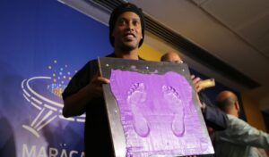 Ronaldinho Gaúcho volta ao futebol aos 46 anos e é apresentado por clube europeu
