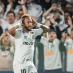 Craque português vai à Vila Belmiro, vê Neymar marcar, provocar e exalta astro do Santos: "Ídolo de infância"