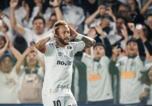 Craque português vai à Vila Belmiro, vê Neymar marcar, provocar e exalta astro do Santos: "Ídolo de infância"