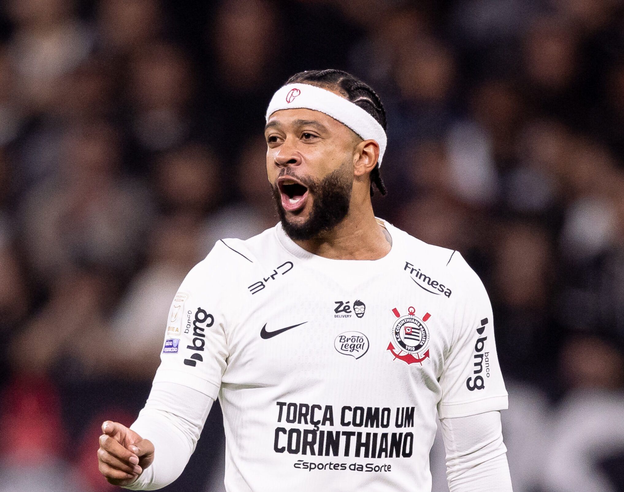 Corinthians confirma renovação de Memphis Depay após redução salarial