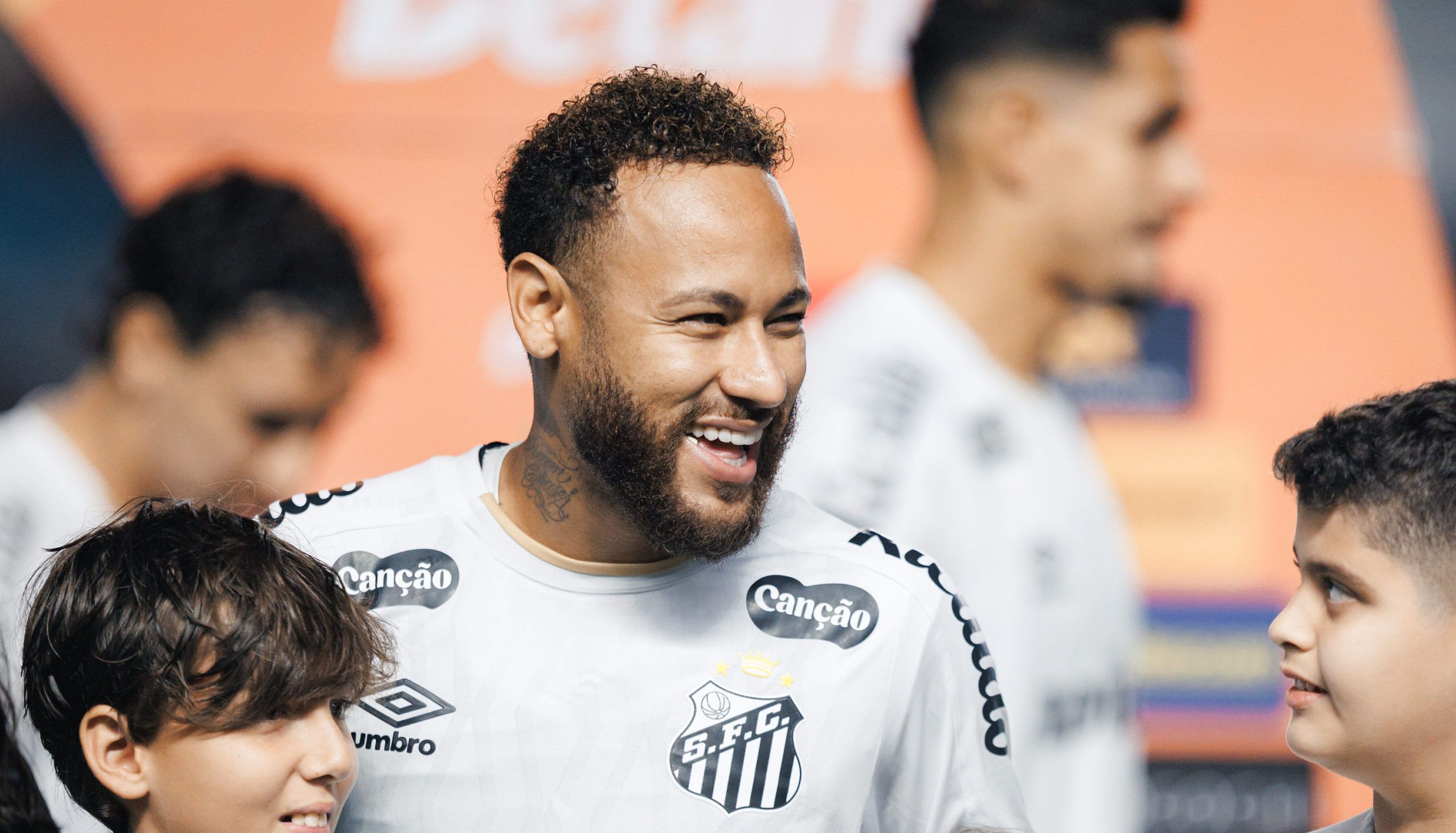 Neymar fala sobre aposentadoria e critica imprensa em leilão beneficente: 'Vai adoecer os jogadores'