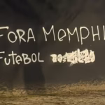 Torcedores do Corinthians picham muro do Parque São Jorge e pedem saída de Memphis: "Salário de milhões, futebol de centavos"