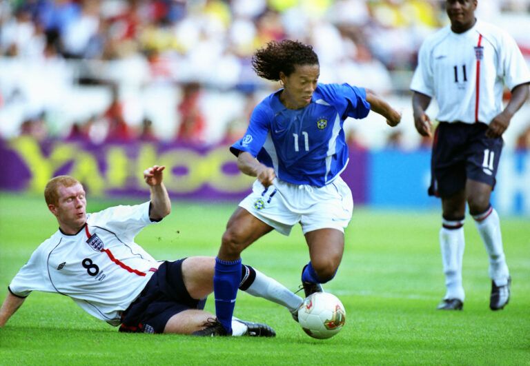 Fútbol brasileño estilo samba: el ícono Ronaldinho es tackleado por el jugador inglés Paul Scholes