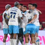Racing le ganó 2-0 a Huracán y se mete en la pelea por los playoffs