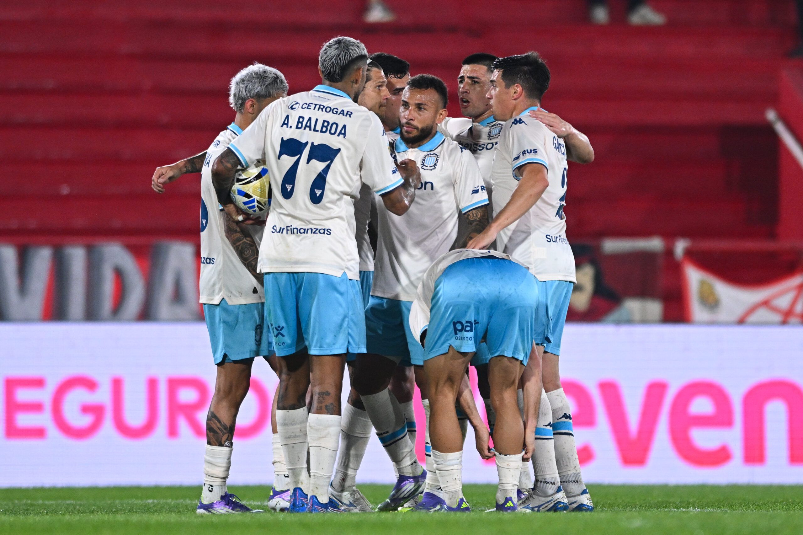 Racing le ganó 2-0 a Huracán y se mete en la pelea por los playoffs