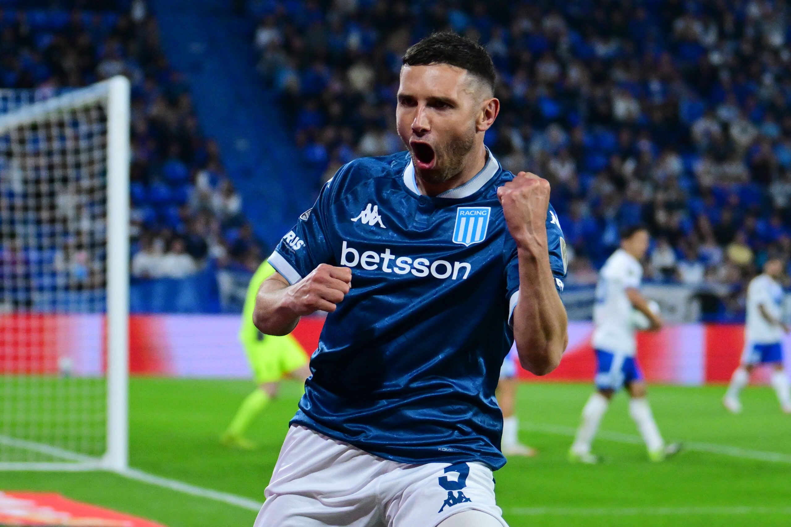 Racing golpeó primero y venció a Vélez en el Amalfitani