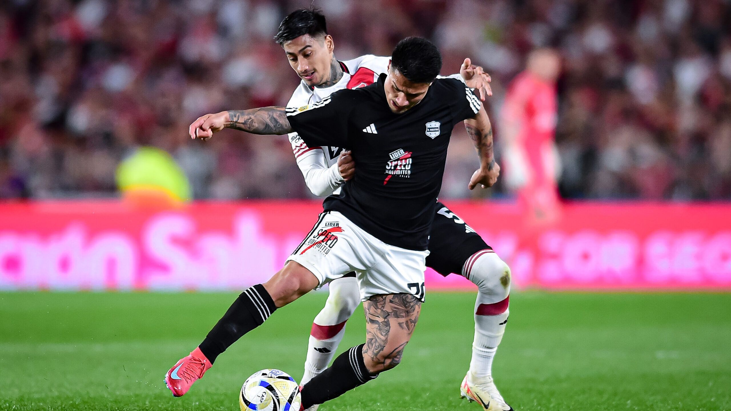 Riestra dio el golpe en el Monumental y bajó a River con un 2-1 para quedarse con la cima de la Zona B