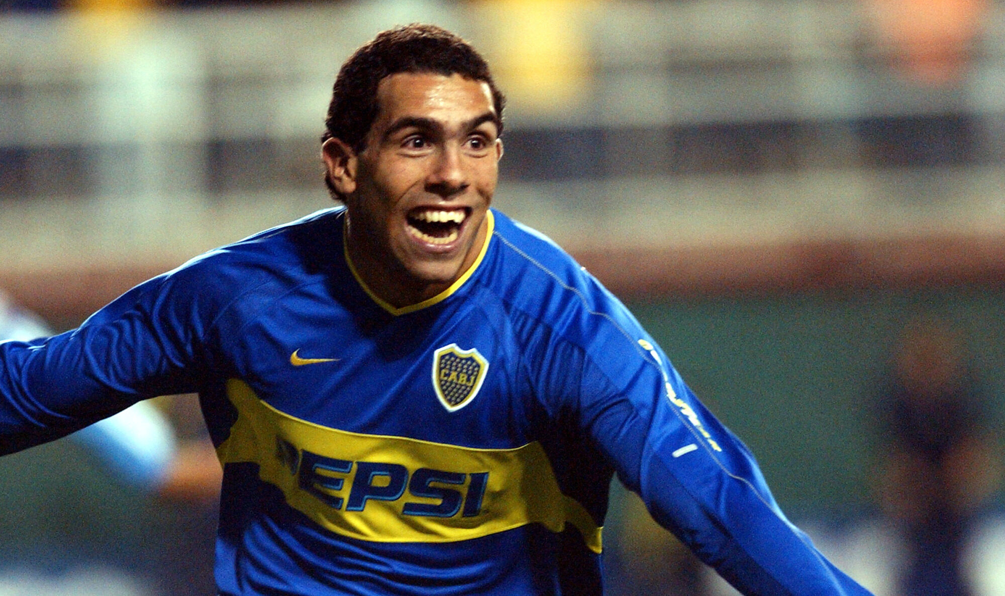 Carlos Tevez de Argentina celebra su gol con Boca Juniors en la copa libertadores 2004