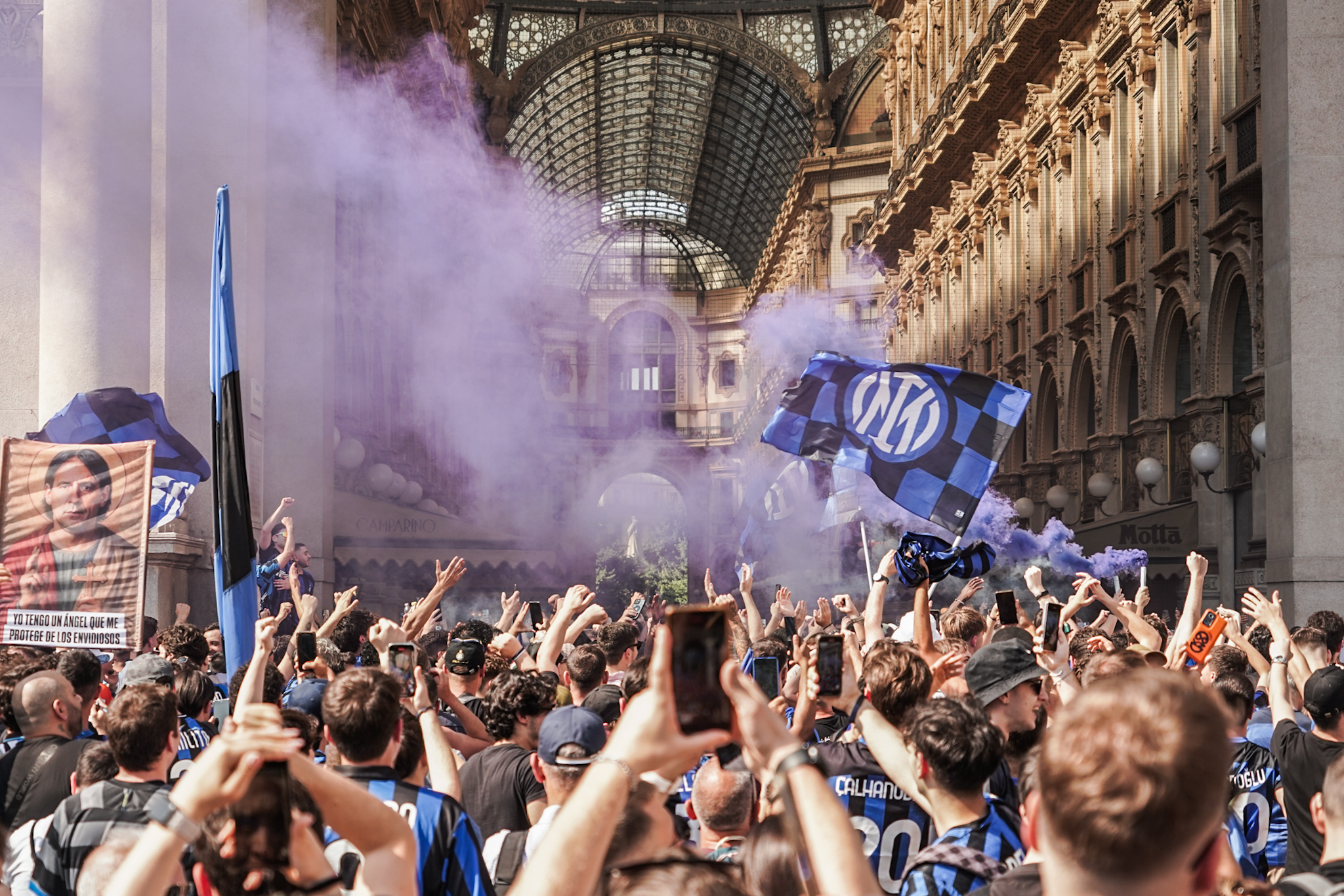 Fanáticos del Inter en el centro de la ciudad de Milan