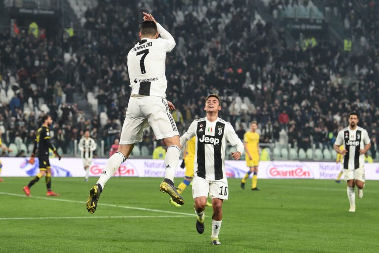 Cristiano Ronaldo celebra con Paulo Dybala su gol para la Juventus en el Allianz Stadium en 2019