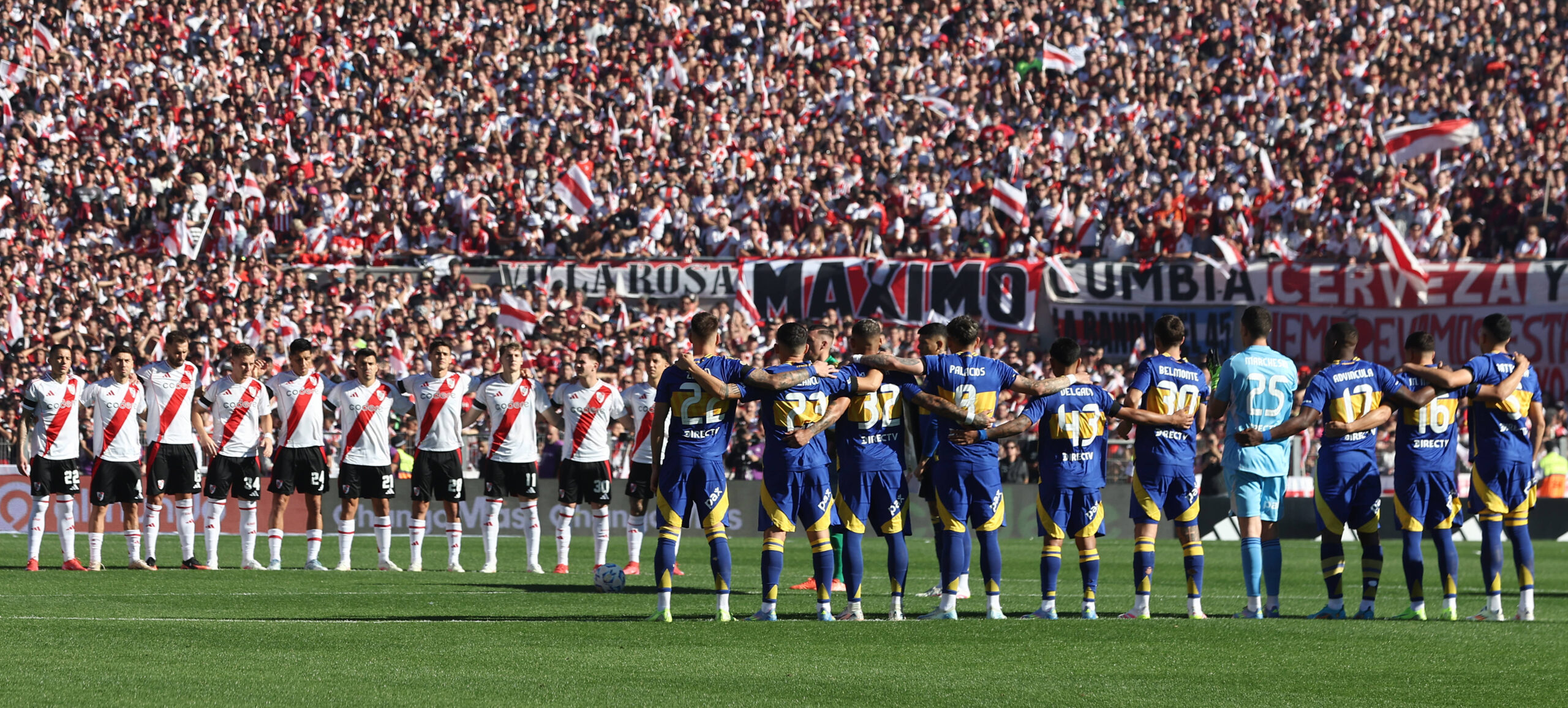 River Plate y Boca Juniors en la apertura de la liga de fútbol profesional de Argentina 2025.