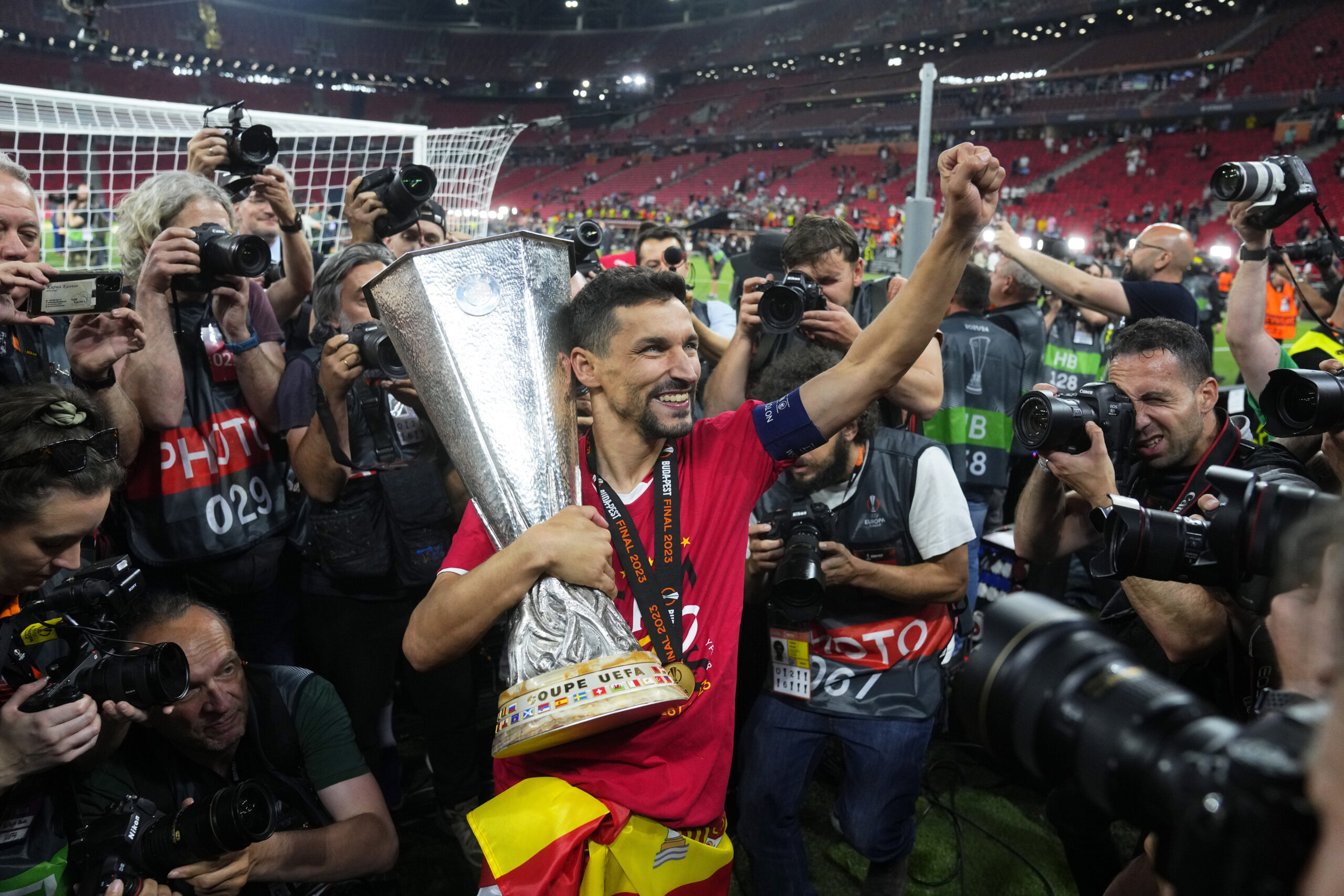 Jesus Navas con la copa de la Europa League
