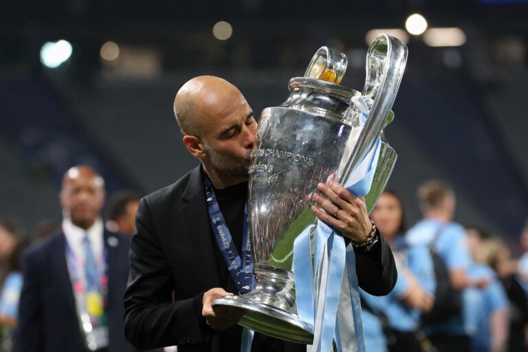 Pep Guardiola entrenador del Manchester City con el trofeo de la Champions League en 2023
