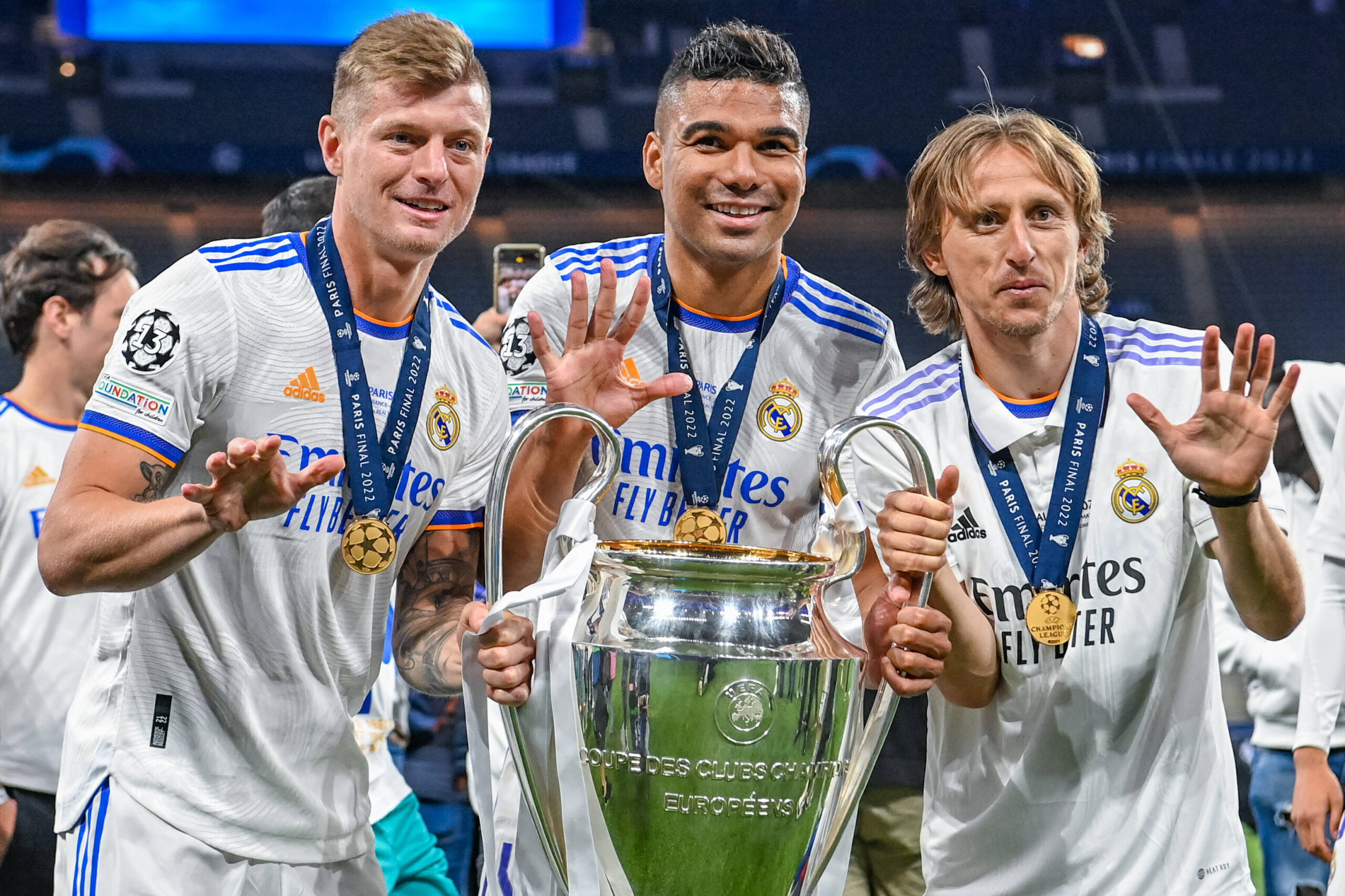Toni Kroos, Casemiro y Luka Modric sostienen el trofeo de la Champions League 2022