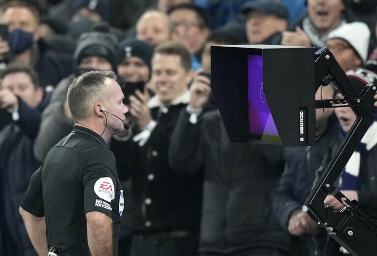 Árbitro Paul Tierney chequeando el VAR en un partido de la Premier League en 2021.