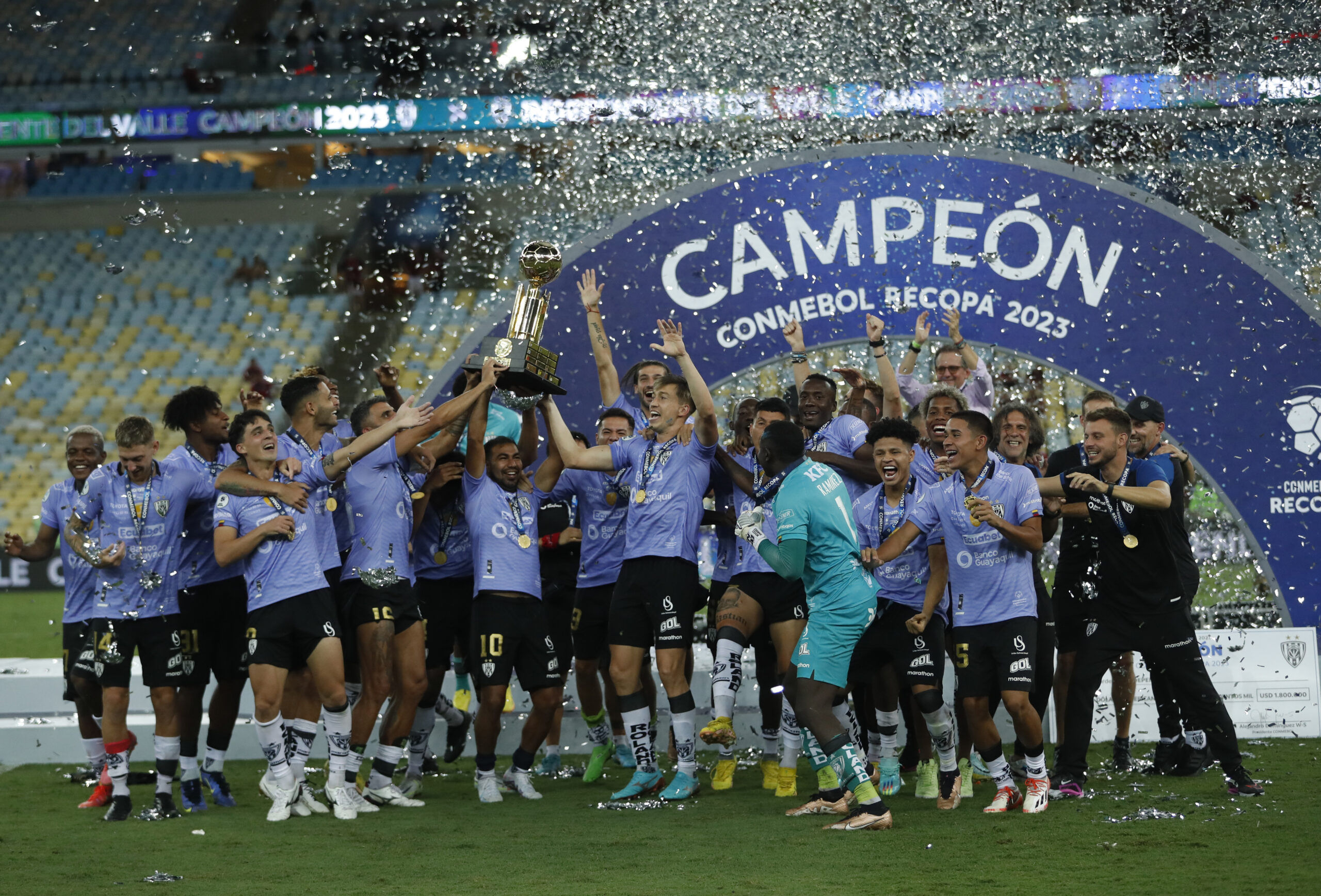 Independiente del Valle Ecuador celebra con el trofeo de la recopa Sudamericana 2023