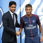 Neymar Jr. y el presidente del PSG, Nasser Al-Khelaifi, en su presentación oficial en 2017.