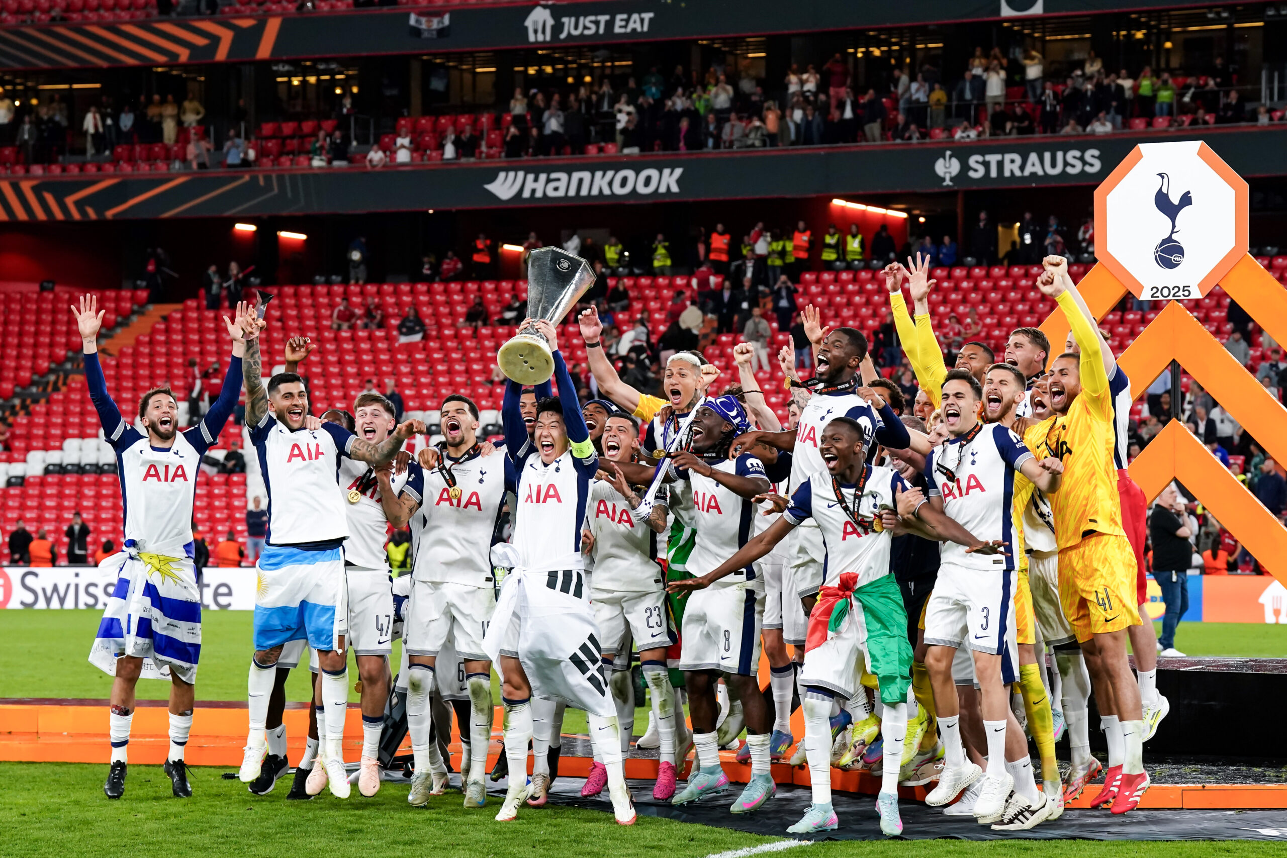 Los jugadores del Tottenham celebran la final de la UEFA 2025