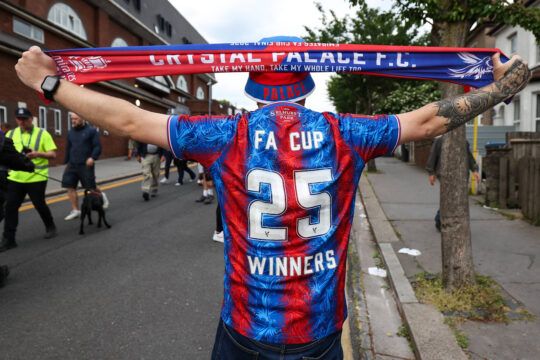 Fanatico del Crystal Palace luce su uniforme con el mensaje de ganadores de la copa FA 2025