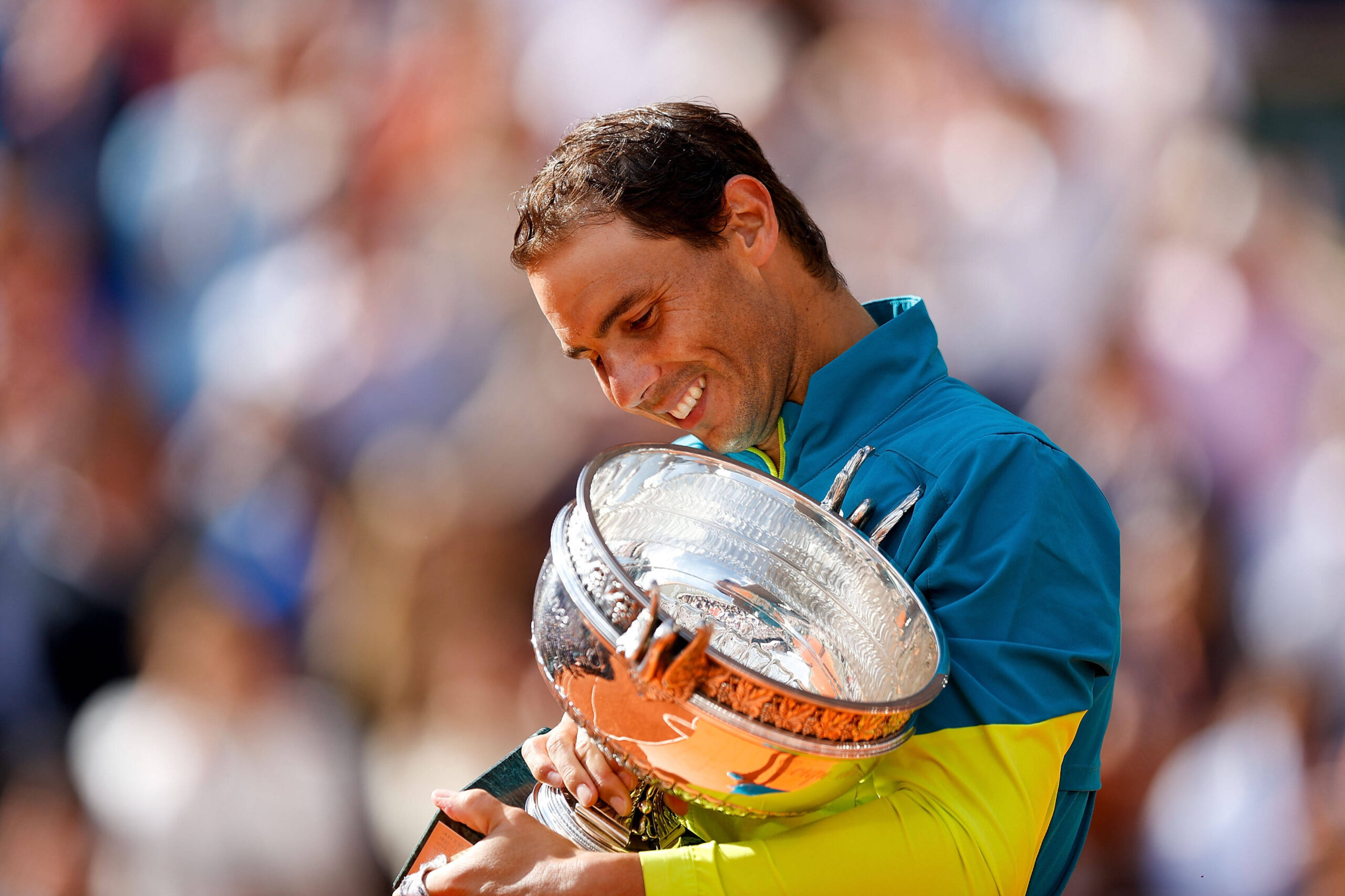 Rafael Nadal sostiene el trofeo de la competición del 2022