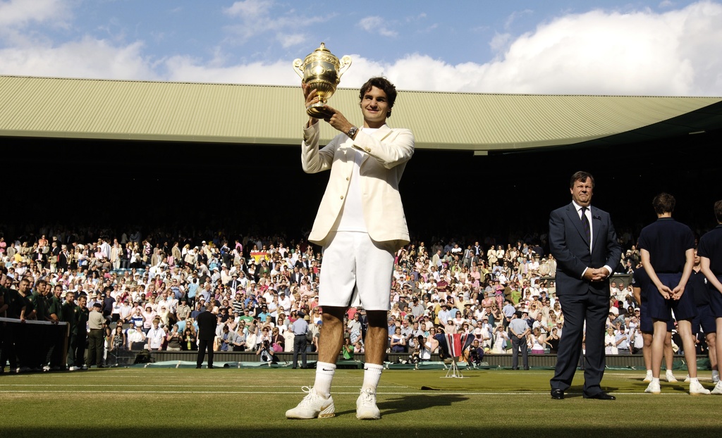 Roger Federer levantando el trofeo de Wimbledon en 2006