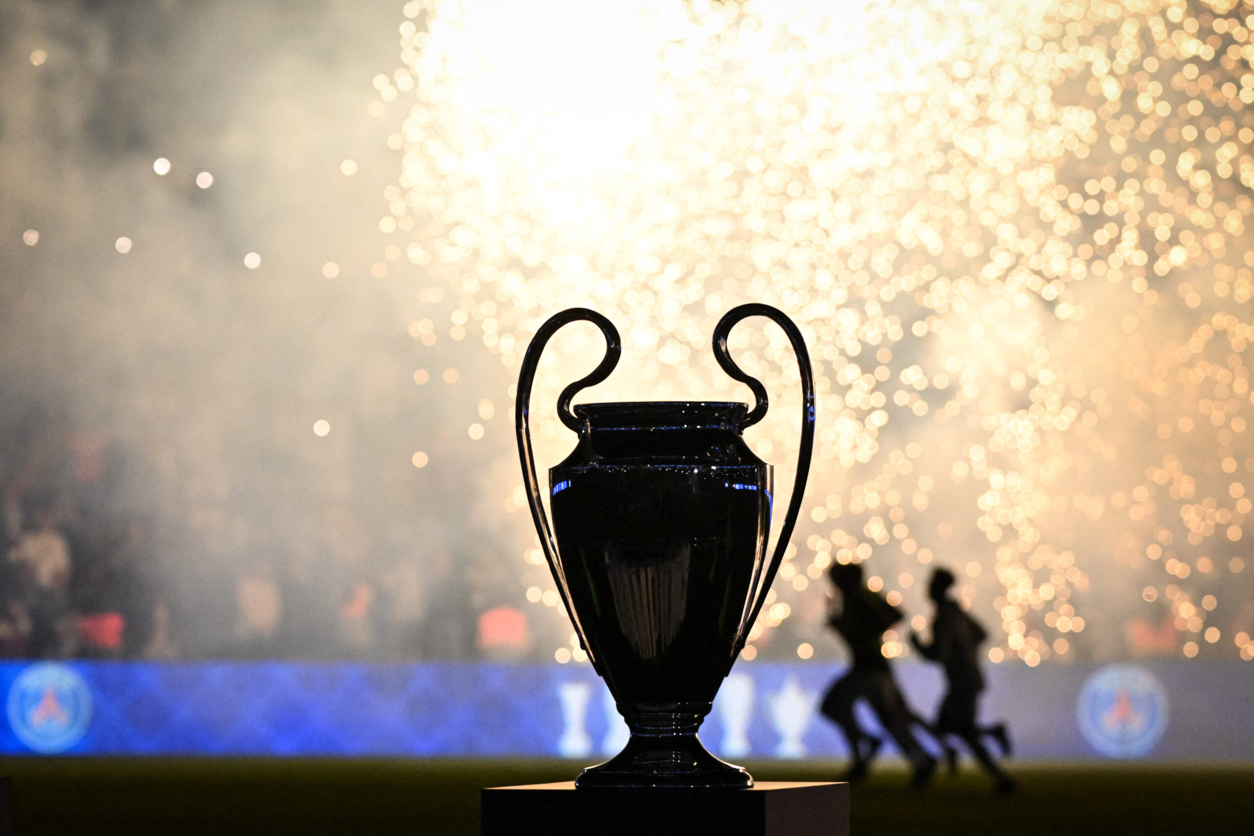 Trofeo de la Champions League en el estadio PSG Parc des Princes