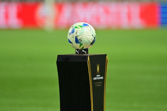 Balón oficial de la Copa Libertadores en exhibición en el Allianz Parque.