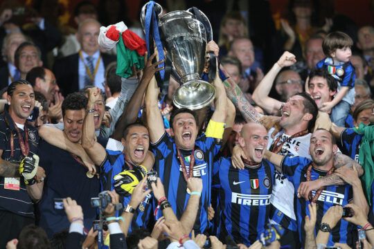 Javier zanetti celebra con la copa la victoria del Inter en la champions league de 2010