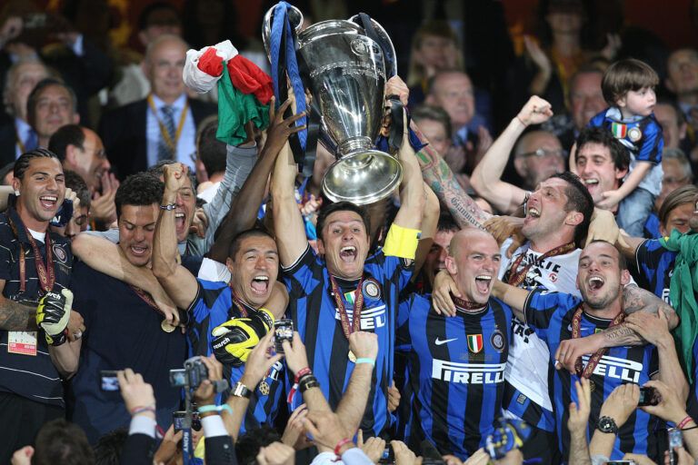 Javier zanetti celebra con la copa la victoria del Inter en la champions league de 2010