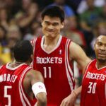 Yao Ming de los Houston Rockets habla con sus compañeros en Los Angeles 2004.