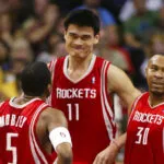 Yao Ming de los Houston Rockets habla con sus compañeros en Los Angeles 2004.