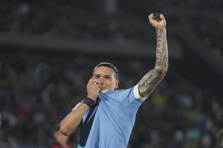 Darwin Nunez de Uruguay celebra un gol en las clasificatorias para el mundial 2026