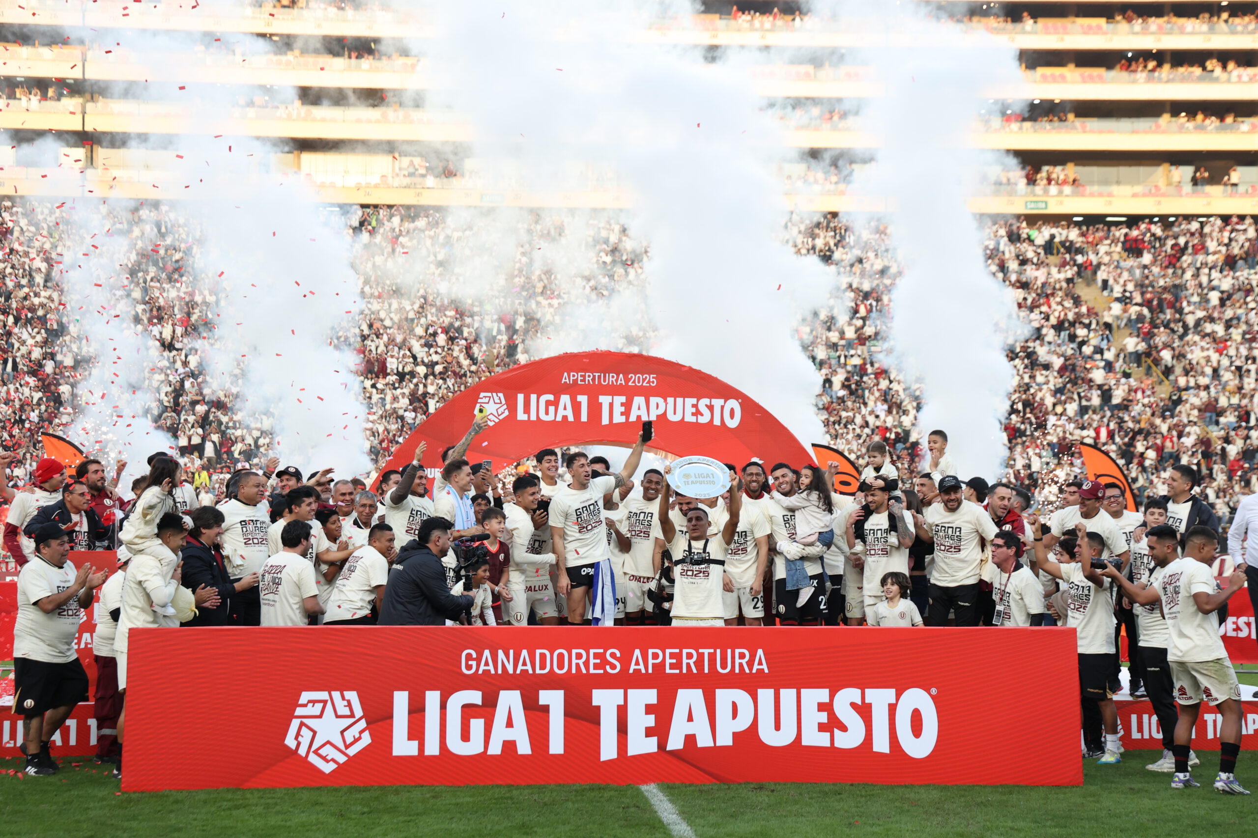 Universitario de Deportes levantando el trofeo Te Apuesto de Liga 1 después de su partido contra Los Chankas