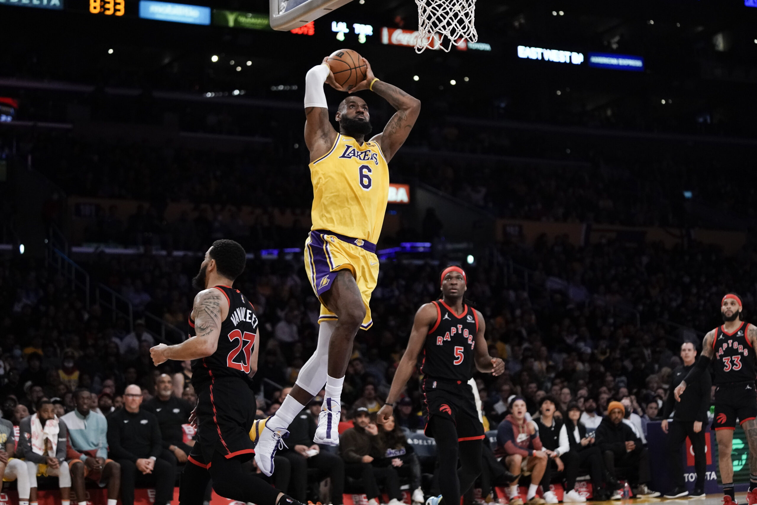 LeBron James jugando para los Lakers contra los Toronto Raptors en el 2022