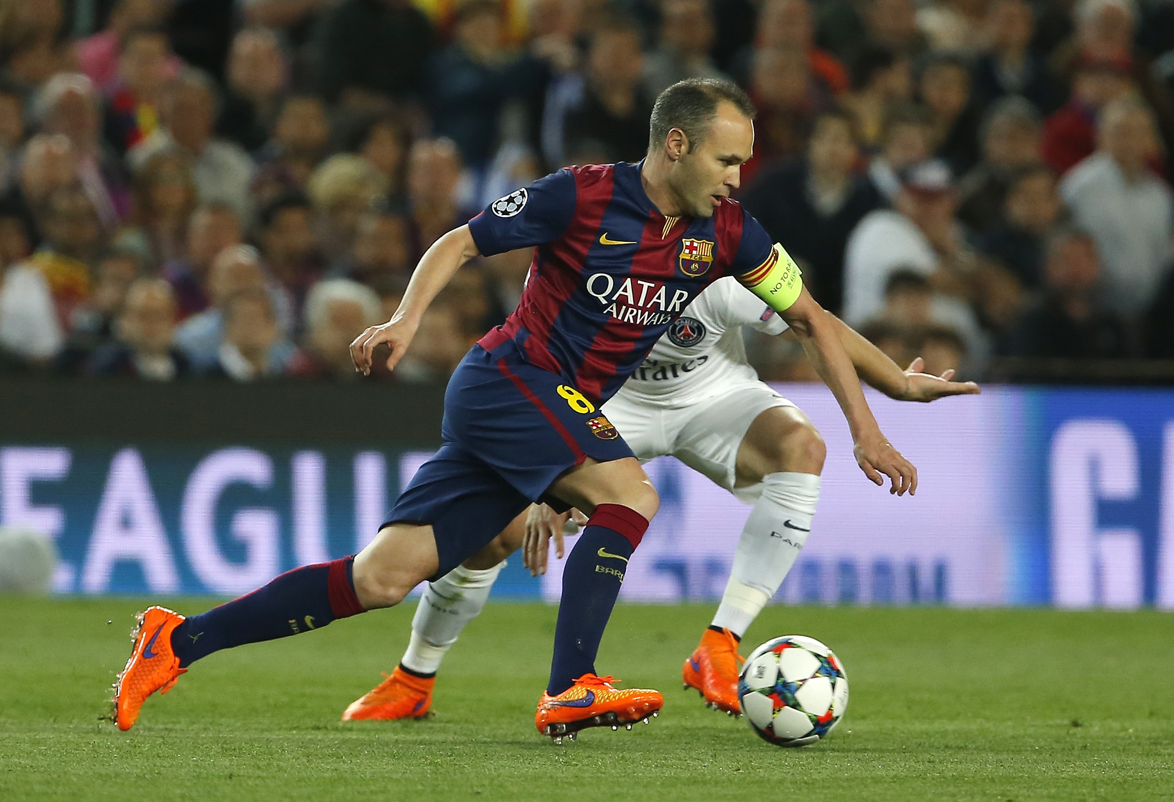 Andres Iniesta corriendo con el balón durante la champions league 2015