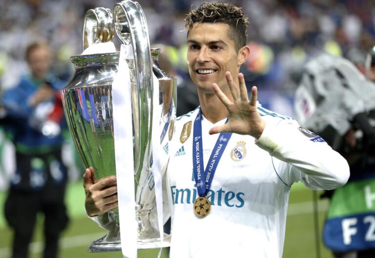 Cristiano Ronaldo celebra con el trofeo de la Champions League en el 2018