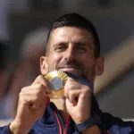 Novak Djokovic muestra su medalla del 2024 en Francia